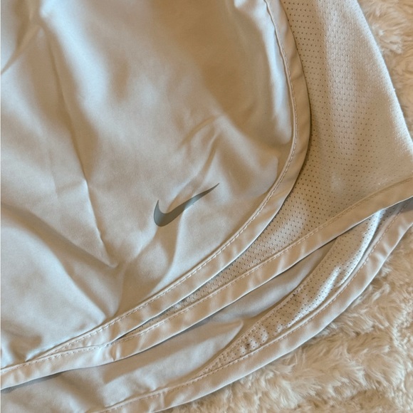 White Nike shorts! - Picture 3 of 7